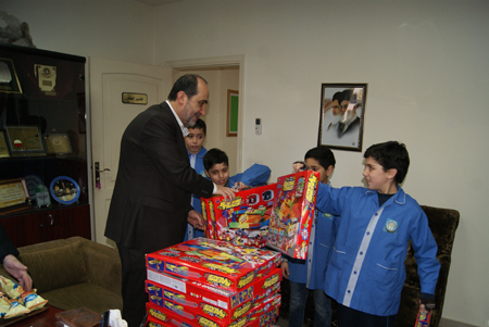 طلاب مدارس المصطفى(ص) وثانوية الإمام الخميني (قدس) يوزعون الهدايا على أيتام الإمداد